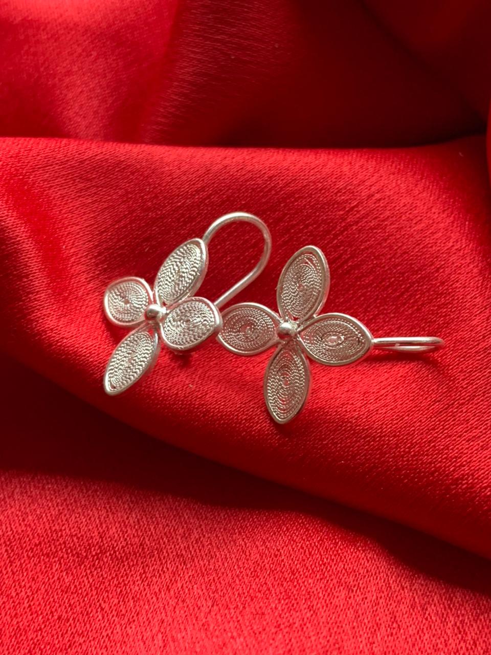 Brinco Flor de Quatro Pétalas - Imagem 4