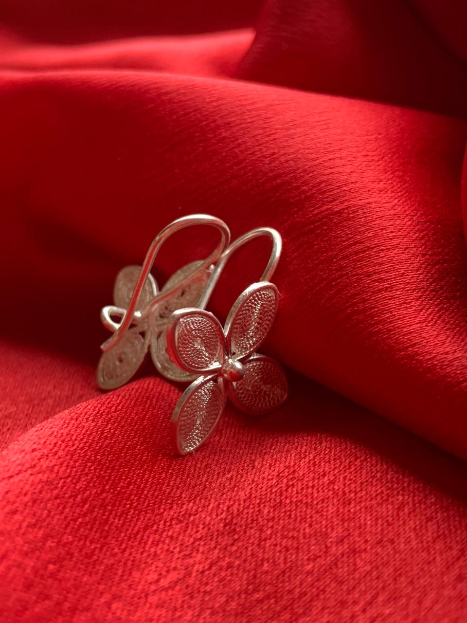 Brinco Flor de Quatro Pétalas - Imagem 3