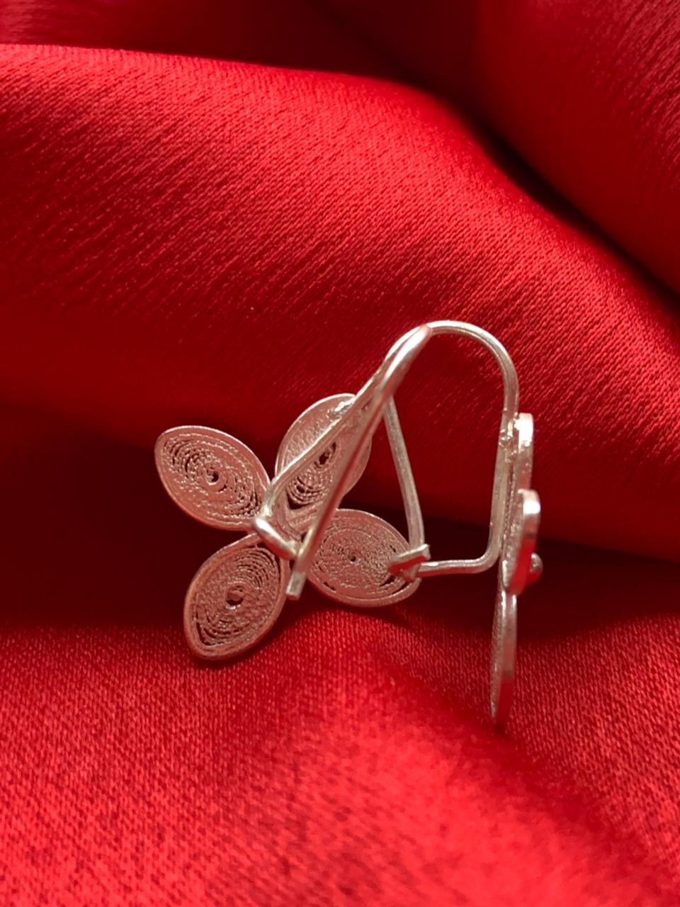 Brinco Flor de Quatro Pétalas - Imagem 2